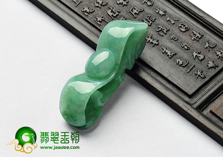 糯冰种翠色缅甸翡翠A货龙钩挂件