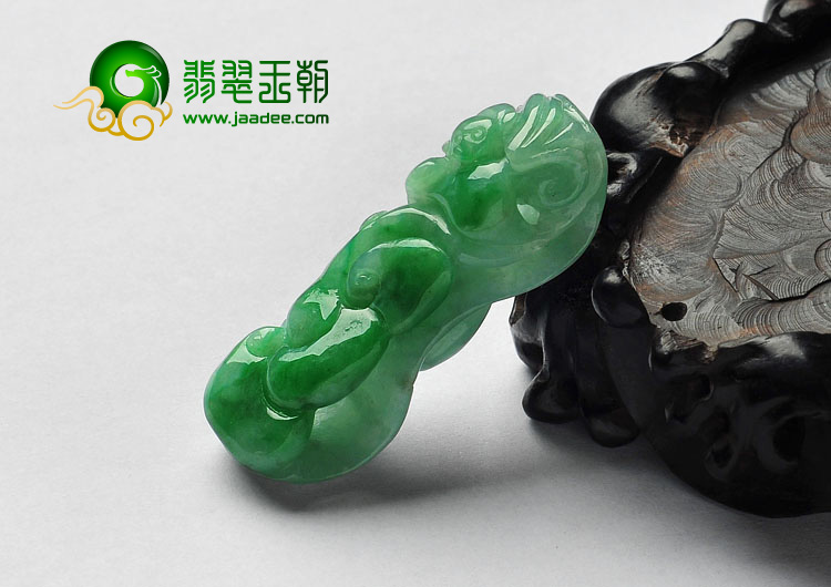 糯冰种翠色缅甸翡翠A货龙钩挂件