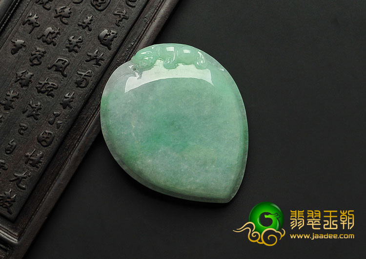 糯冰种飘翠缅甸翡翠A货寿桃挂件