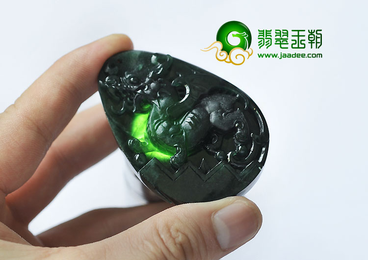 冰种墨翠缅甸翡翠A货龙牌挂件