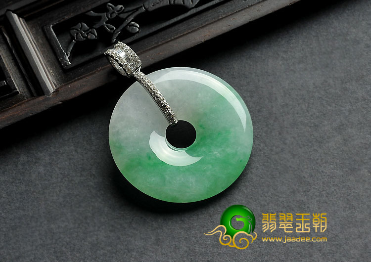 糯冰种翠色缅甸翡翠A货镶白金平安扣挂件（真钻）