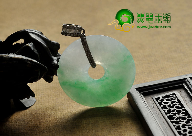 糯冰种翠色缅甸翡翠A货镶白金平安扣挂件（真钻）