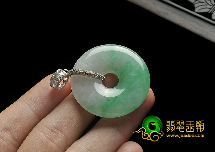 糯冰种翠色缅甸翡翠A货镶白金平安扣挂件（真钻）