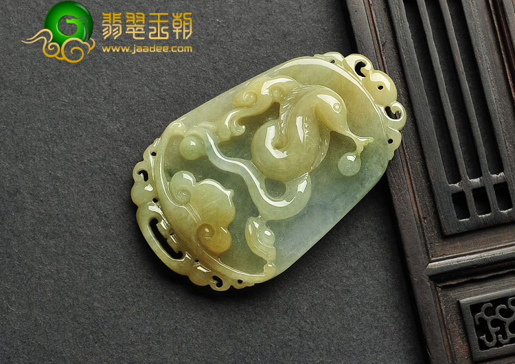 糯冰种淡黄翡缅甸翡翠A货蛇挂件
