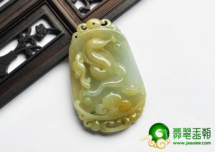 糯冰种淡黄翡缅甸翡翠A货蛇挂件