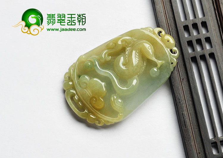 糯冰种淡黄翡缅甸翡翠A货蛇挂件