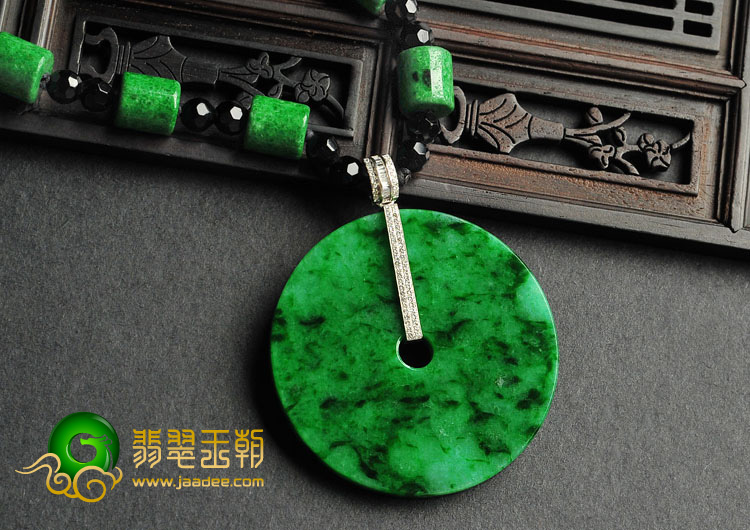 糯冰种癣加绿缅甸翡翠A货镶白金扣平安扣挂件（真钻）