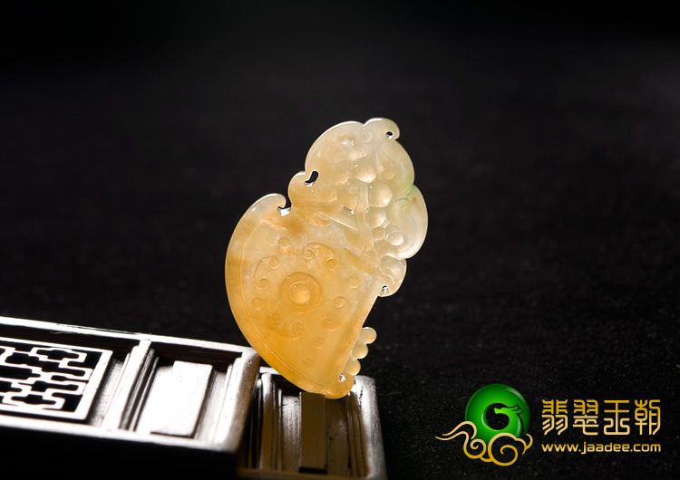 冰种黄翡缅甸翡翠A货府中有龙挂件