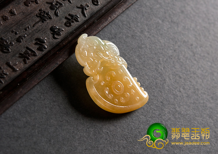 冰种黄翡缅甸翡翠A货府中有龙挂件
