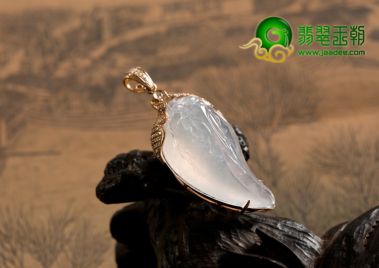 冰种缅甸翡翠A货镶玫瑰金龙头胸坠（真钻）