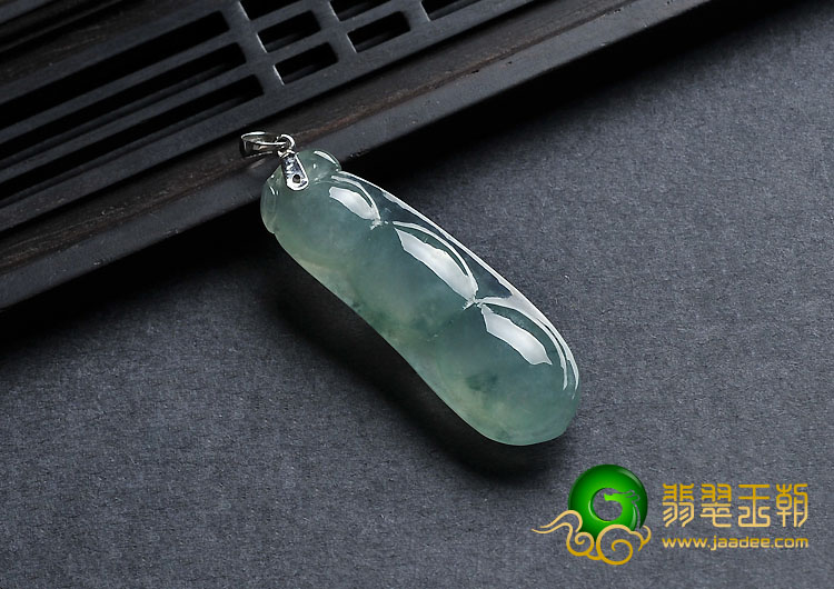 冰种飘花缅甸翡翠A货四季豆挂件