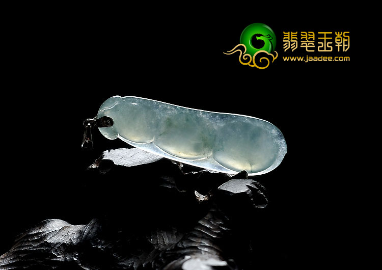 冰种飘花缅甸翡翠A货四季豆挂件