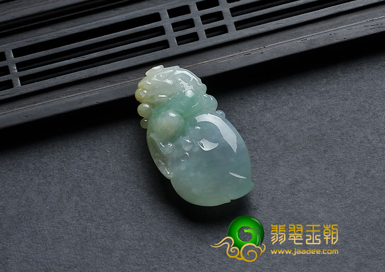 冰种黄加绿缅甸翡翠A货貔貅寿桃挂件