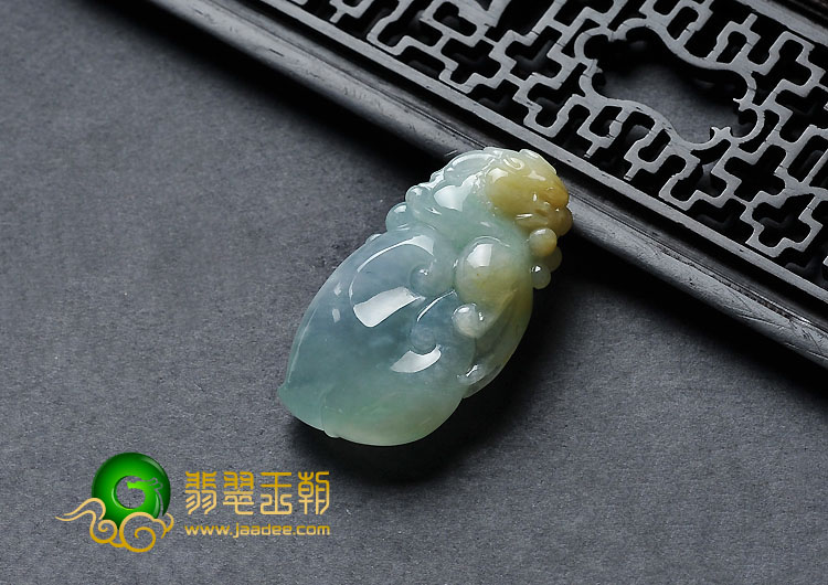 冰种黄加绿缅甸翡翠A货貔貅寿桃挂件