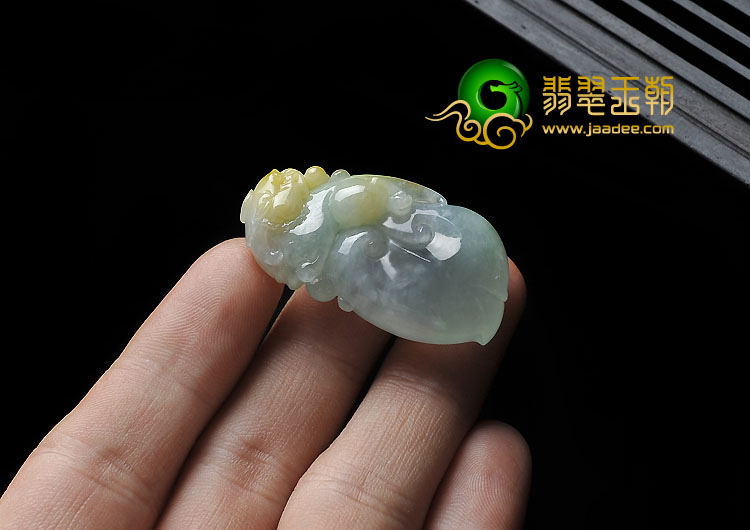 冰种黄加绿缅甸翡翠A货貔貅寿桃挂件