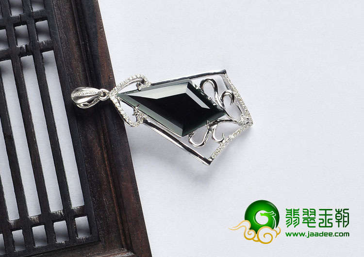 冰玻种墨翠缅甸翡翠A货镶白金胸坠（真钻）