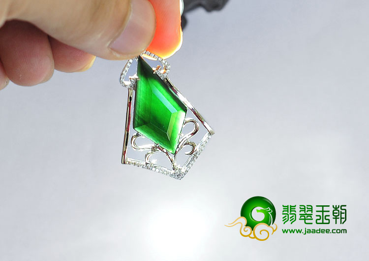 冰玻种墨翠缅甸翡翠A货镶白金胸坠（真钻）