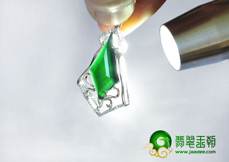 冰玻种墨翠缅甸翡翠A货镶白金胸坠（真钻）