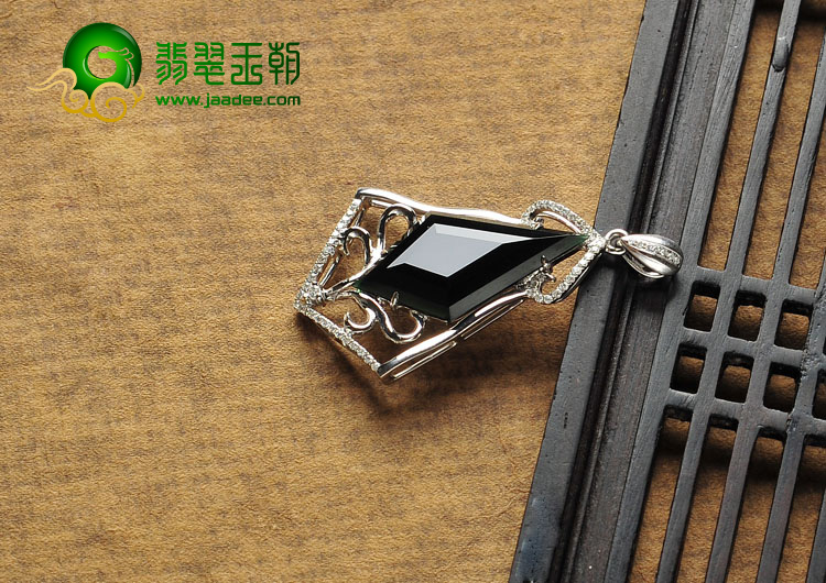 冰玻种墨翠缅甸翡翠A货镶白金胸坠（真钻）