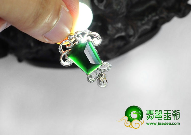 冰玻种墨翠缅甸翡翠A货镶白金胸坠（真钻）