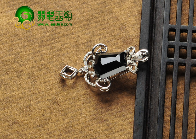 冰玻种墨翠缅甸翡翠A货镶白金胸坠（真钻）