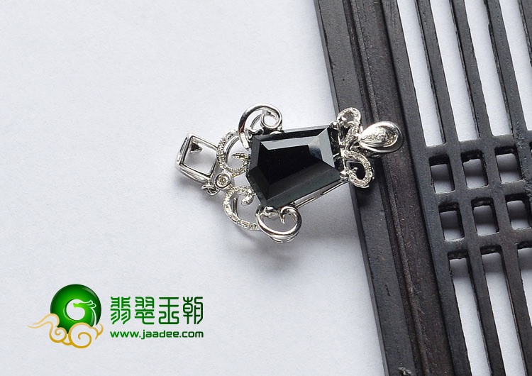 冰玻种墨翠缅甸翡翠A货镶白金胸坠（真钻）