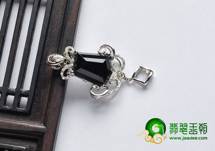 冰玻种墨翠缅甸翡翠A货镶白金胸坠（真钻）