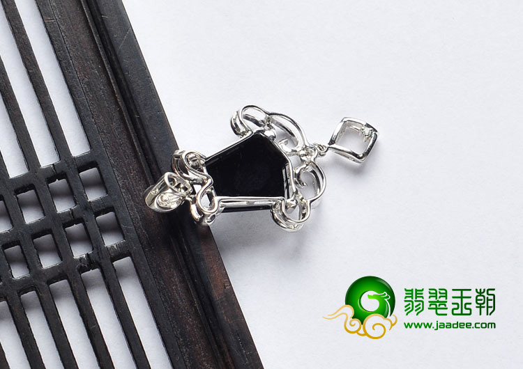 冰玻种墨翠缅甸翡翠A货镶白金胸坠（真钻）