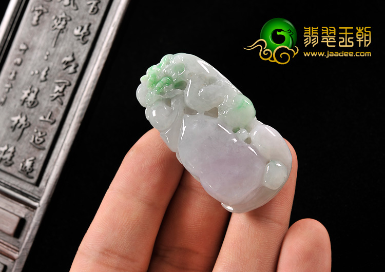 糯冰种春带彩缅甸翡翠A货一夜成龙挂件