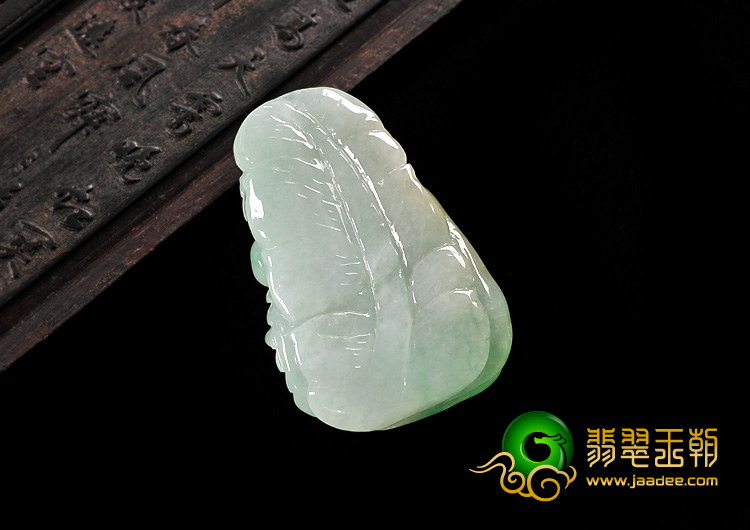 糯冰种翠色缅甸翡翠A货飞龙挂件