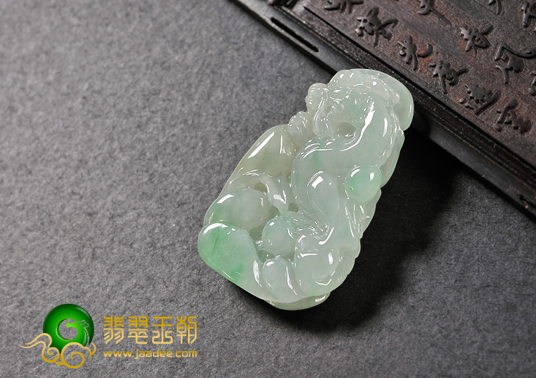 糯冰种翠色缅甸翡翠A货飞龙挂件