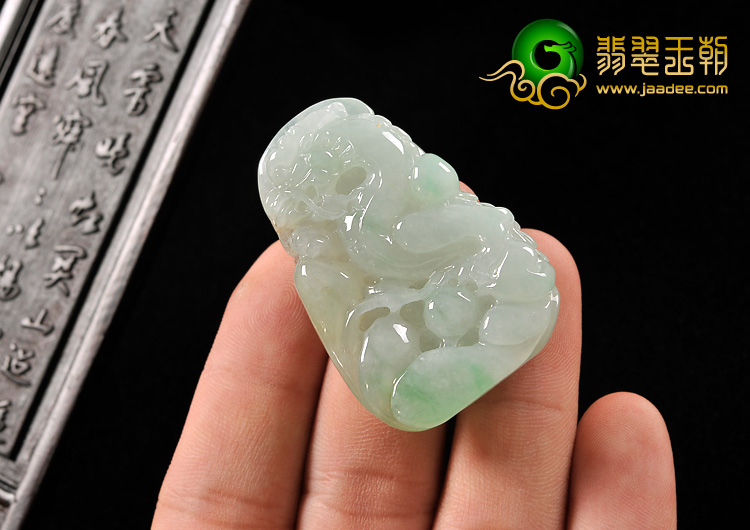 糯冰种翠色缅甸翡翠A货飞龙挂件