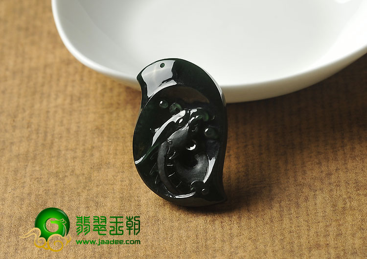 冰玻种墨翠缅甸翡翠A货仿古龙挂件