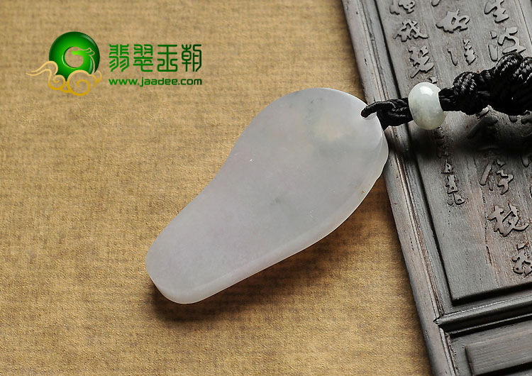 糯冰种淡春带彩缅甸翡翠A货仿古龙牌挂件
