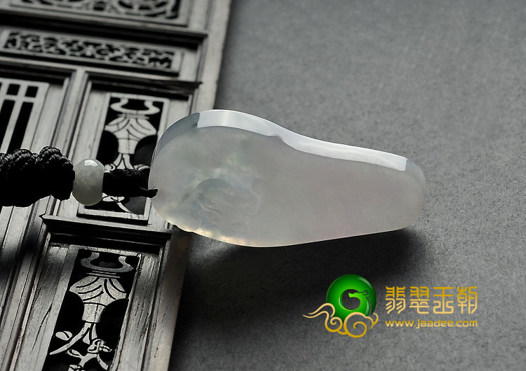 糯冰种淡春带彩缅甸翡翠A货仿古龙牌挂件