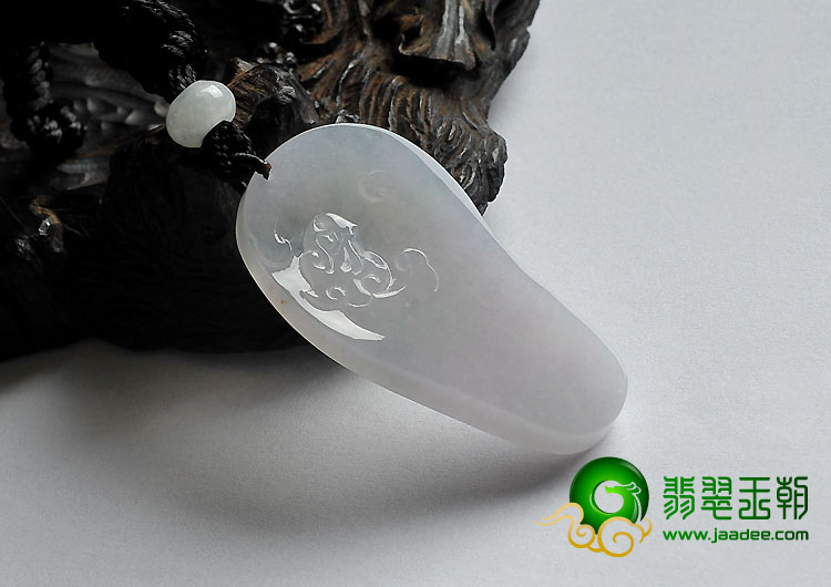 糯冰种淡春带彩缅甸翡翠A货仿古龙牌挂件