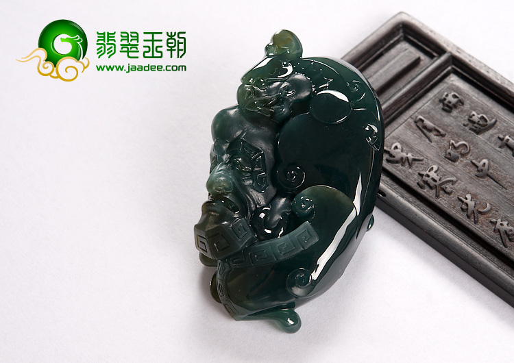 冰种油青缅甸翡翠A货降龙罗汉挂件