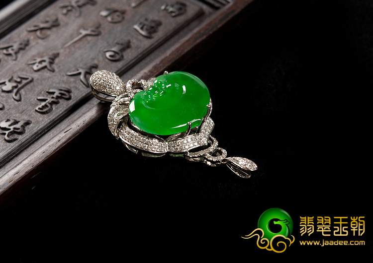 冰玻种正阳绿缅甸翡翠A货镶白金长命锁胸坠（真钻）