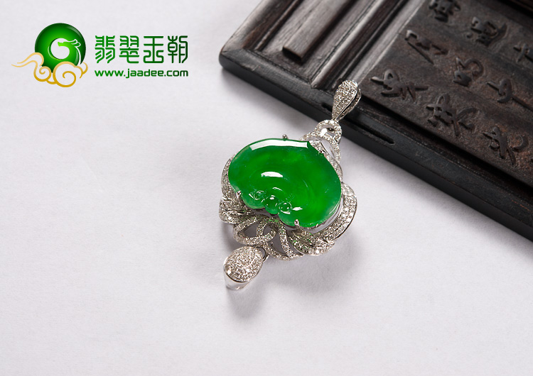 冰玻种正阳绿缅甸翡翠A货镶白金长命锁胸坠（真钻）