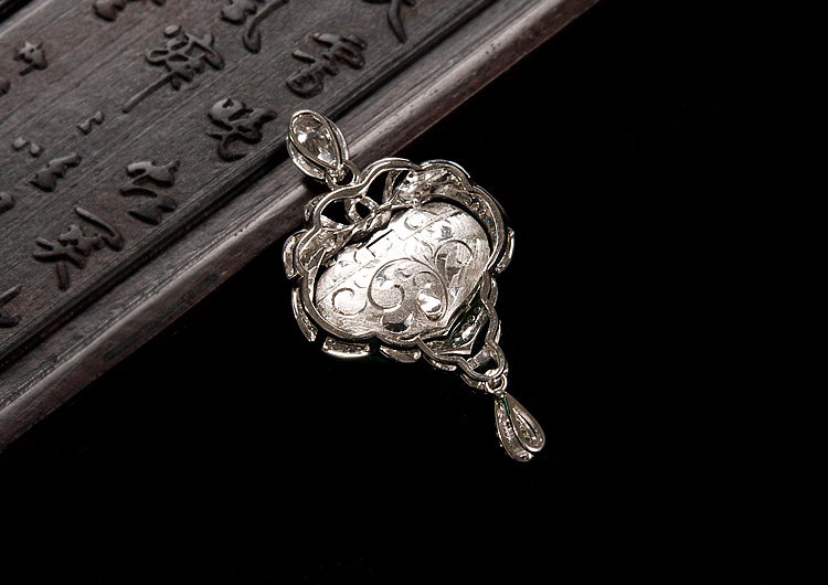 冰玻种正阳绿缅甸翡翠A货镶白金长命锁胸坠（真钻）