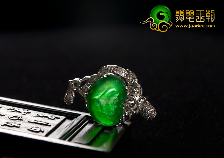 冰玻种正阳绿缅甸翡翠A货镶白金长命锁胸坠（真钻）