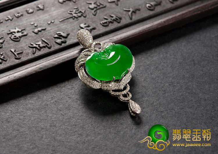 冰玻种正阳绿缅甸翡翠A货镶白金长命锁胸坠（真钻）