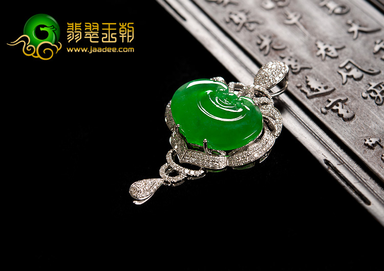 冰玻种正阳绿缅甸翡翠A货镶白金长命锁胸坠（真钻）