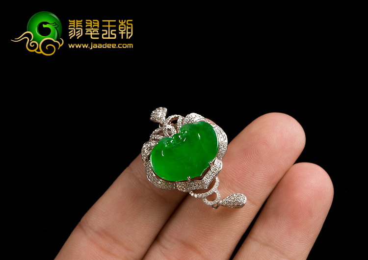 冰玻种正阳绿缅甸翡翠A货镶白金长命锁胸坠（真钻）