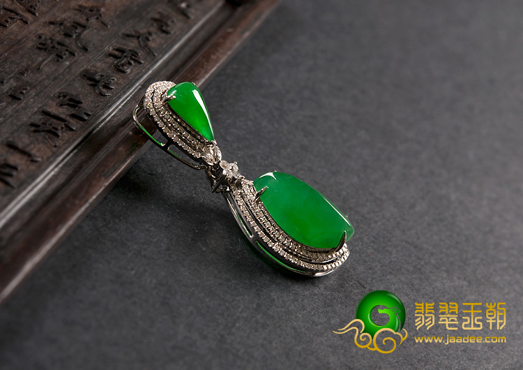 冰种阳绿缅甸翡翠A货镶白金水滴胸坠（真钻）