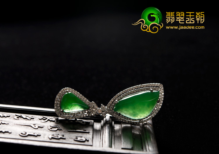 冰种阳绿缅甸翡翠A货镶白金水滴胸坠（真钻）