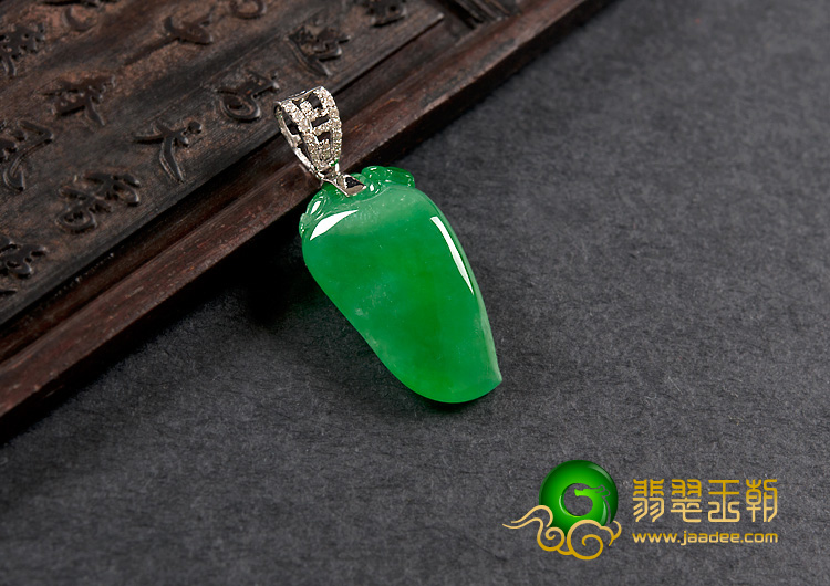 冰种阳绿缅甸翡翠A货镶白金扣福瓜挂件（真钻）
