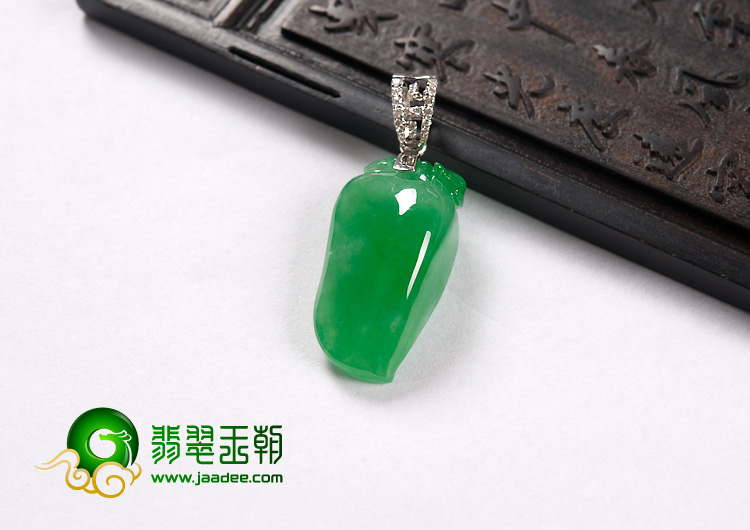 冰种阳绿缅甸翡翠A货镶白金扣福瓜挂件（真钻）
