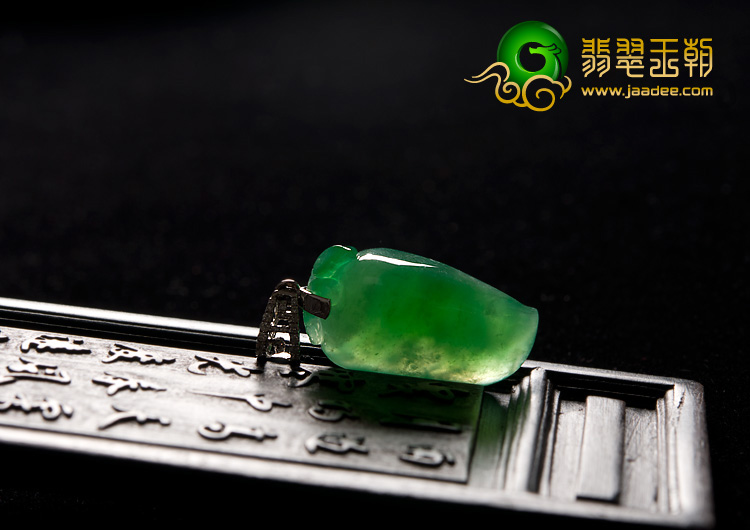 冰种阳绿缅甸翡翠A货镶白金扣福瓜挂件（真钻）