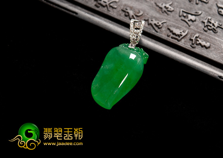 冰种阳绿缅甸翡翠A货镶白金扣福瓜挂件（真钻）